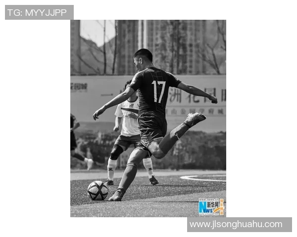 时尚与运动完美结合足球明星卫衣搭配指南让你成为街头焦点